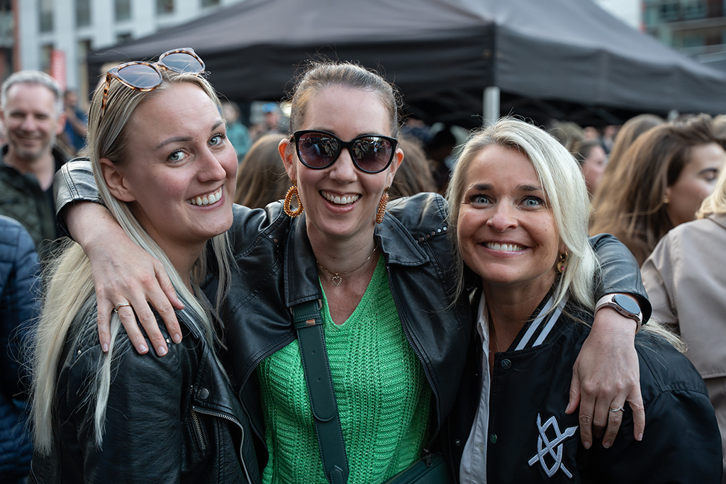 Event fotografie: Blije gezichten bij optredens tijdens bevrijdingsfestival in Alphen aan den Rijn Fotograaf Roactive