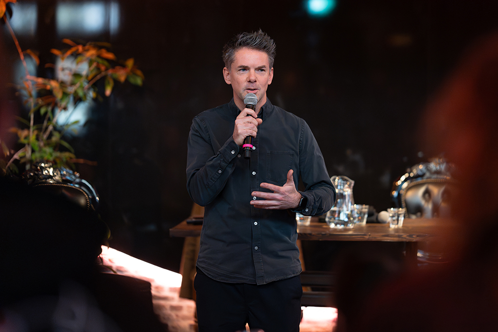 Event fotografie: gezellige gesprekken tijdens event in het Leidse Nobel Fotograaf Roactive