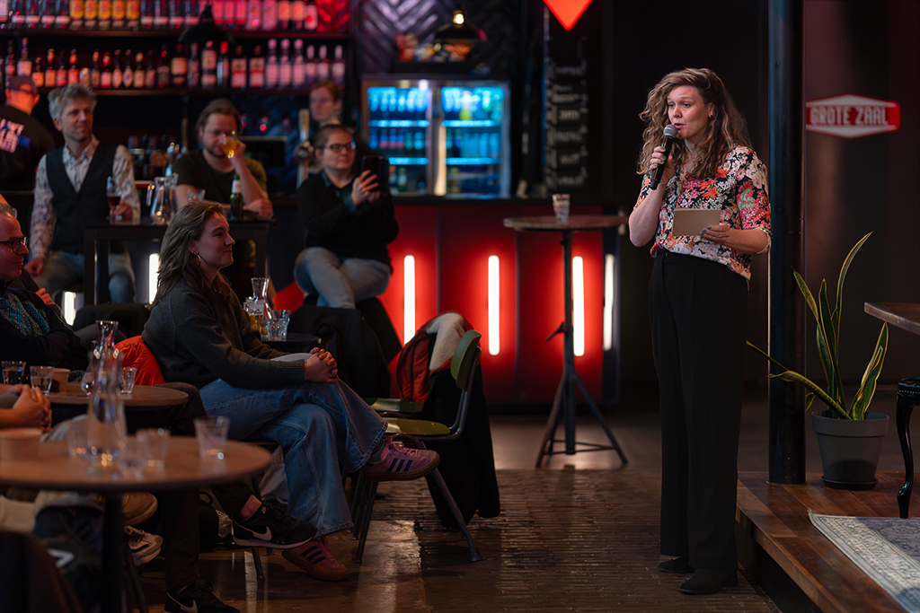 Event fotografie: gezellige gesprekken tijdens event in het Leidse Nobel Fotograaf Roactive