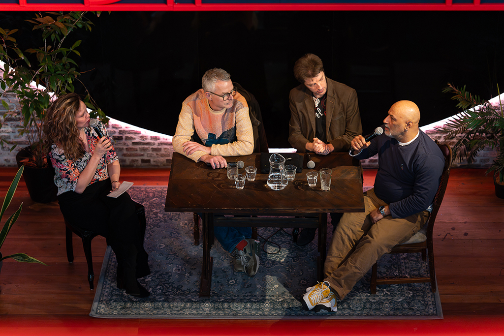 Event fotografie: gezellige gesprekken tijdens event in het Leidse Nobel Fotograaf Roactive