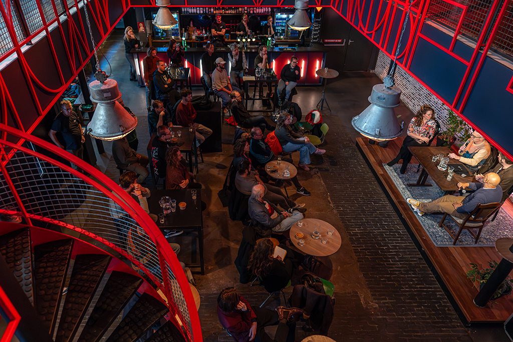 Event fotografie: gezellige gesprekken tijdens event in het Leidse Nobel Fotograaf Roactive