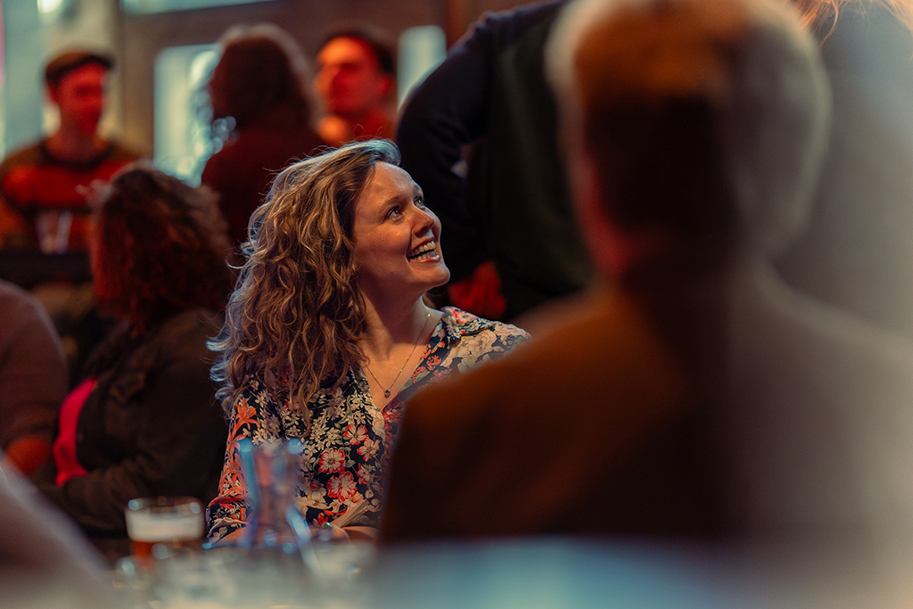 Event fotografie: gezellige gesprekken tijdens event in het Leidse Nobel Fotograaf Roactive