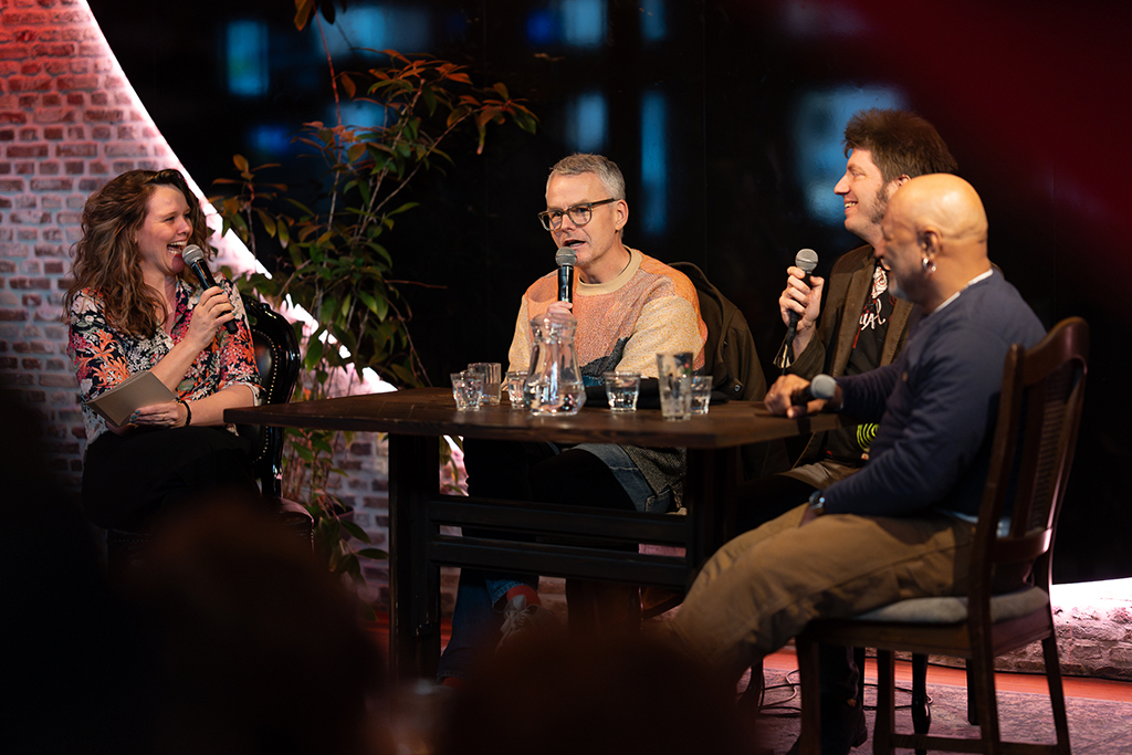 Event fotografie: gezellige gesprekken tijdens event in het Leidse Nobel Fotograaf Roactive