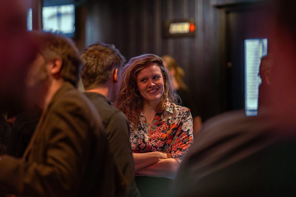 Event fotografie: gezellige gesprekken tijdens event in het Leidse Nobel Fotograaf Roactive